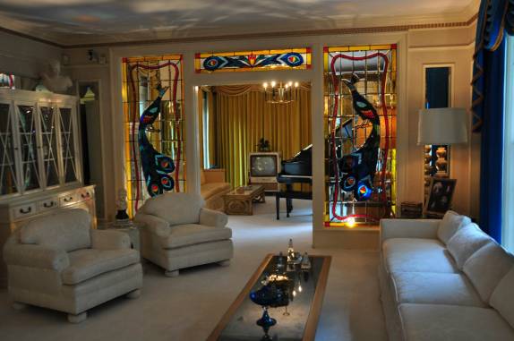 Sala de estar de Graceland, a casa do Elvis em Memphis, no Tennessee - EUA